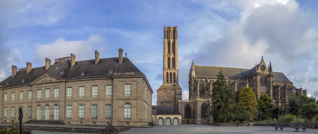 Cathédrale de granit de Saint-Étienne du ХIII siècle, le Palais de l’Évêché et le jardin.