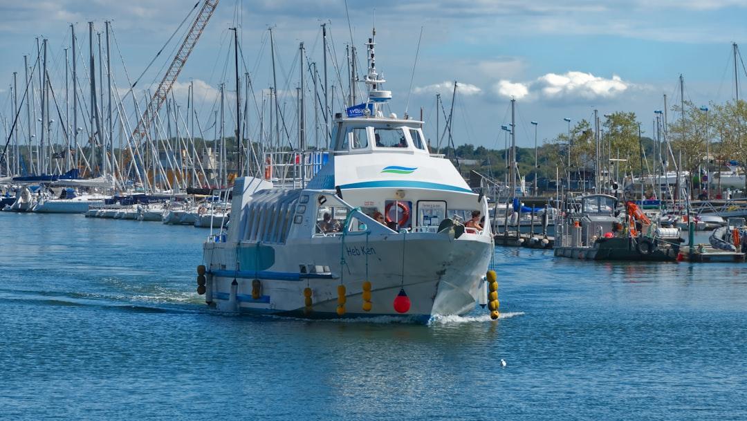 Navette maritime qui assure les lisisons regulières entre Lorient et plusieurs destinations telles que Port-Louis, Port Méne ou l’île de Groix.